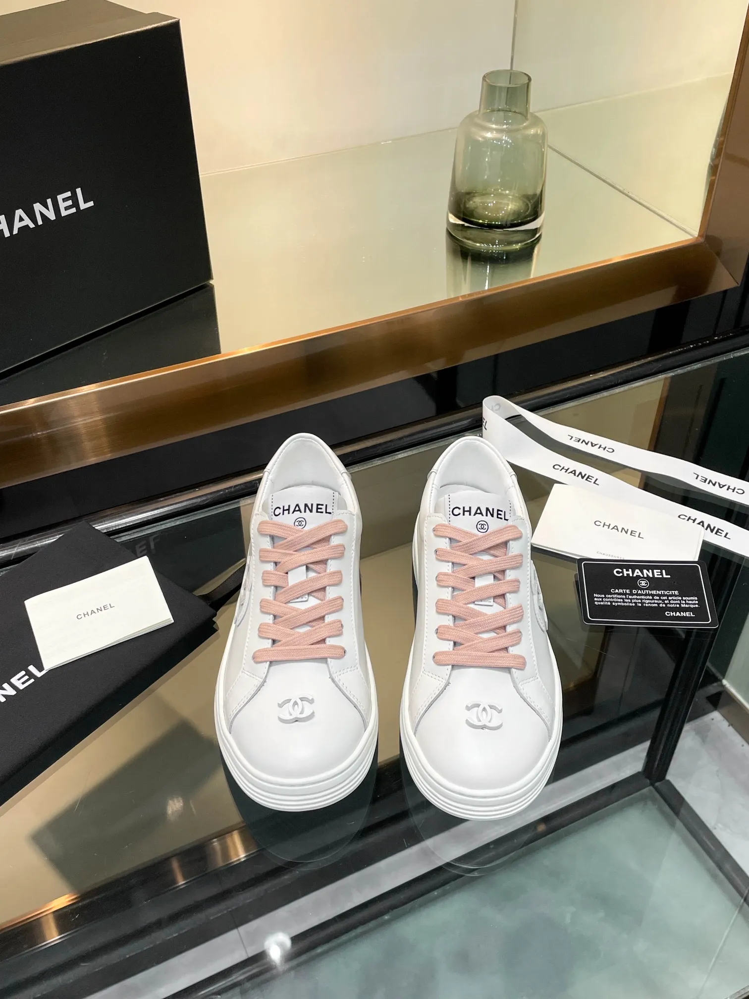 👟👟Ex-factory price 520👟👟Chanel Chanel 25SF latest model full leather panda color white shoes casual sports shoes skateboard shoes original purchase and development production Xiaoxiang C Home Another super popular item in the counter, loved by Internet celebrity bloggers and sisters, and various praises on social platforms. It is very popular, has a high texture, is breathable and super spring and summer. Seeing this issue always arouses the inner desire of girls for fashion. The latest suede material, classic black and white color, full of fashionable feeling on the feet, easy to care for. Fabric: Original customized imported cowhide material. Lining: Customized soft sheepskin lining. Sole: Original molded TPU non-slip outsole. Bottom thickness: 2.5CM. Size: Women's size 35-40 (custom-made sizes 40 are non-refundable)